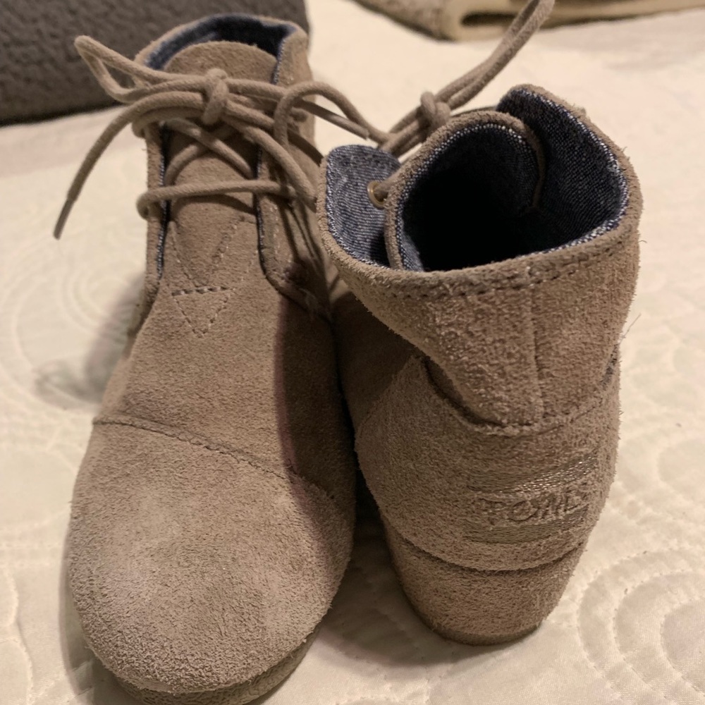 Toms Wedges Girls size 2, Taupe